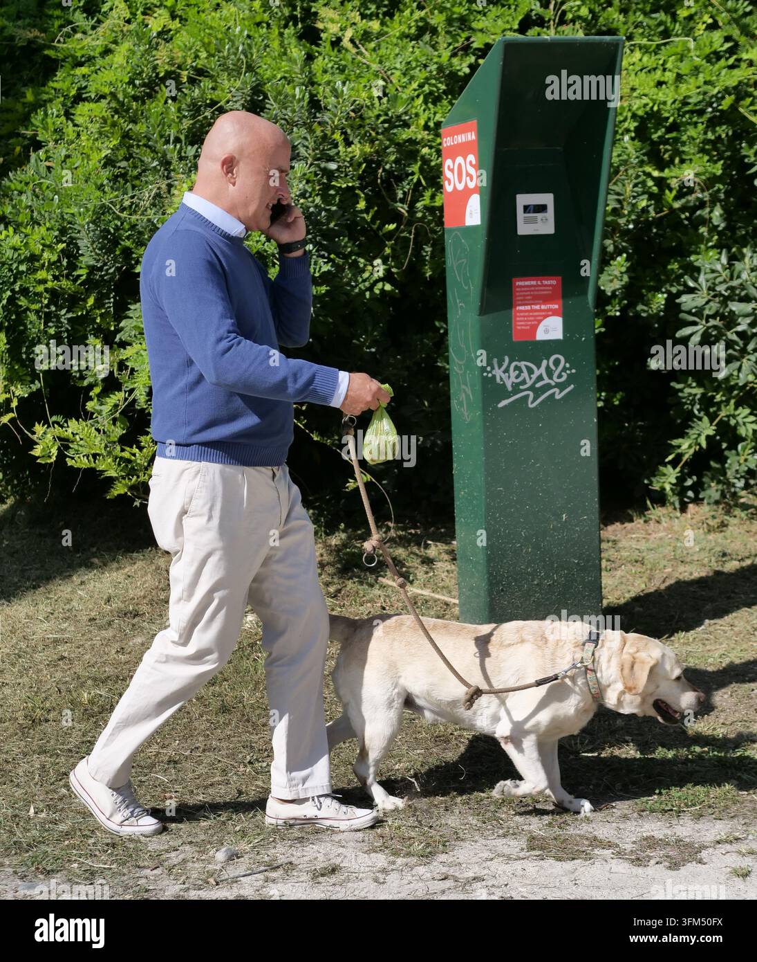 IPA89021279 - Der bekannte Fernsehjournalist Gianluigi Nuzzi führt seinen Hund im Mailänder Sempione-Park spazieren Stockfoto