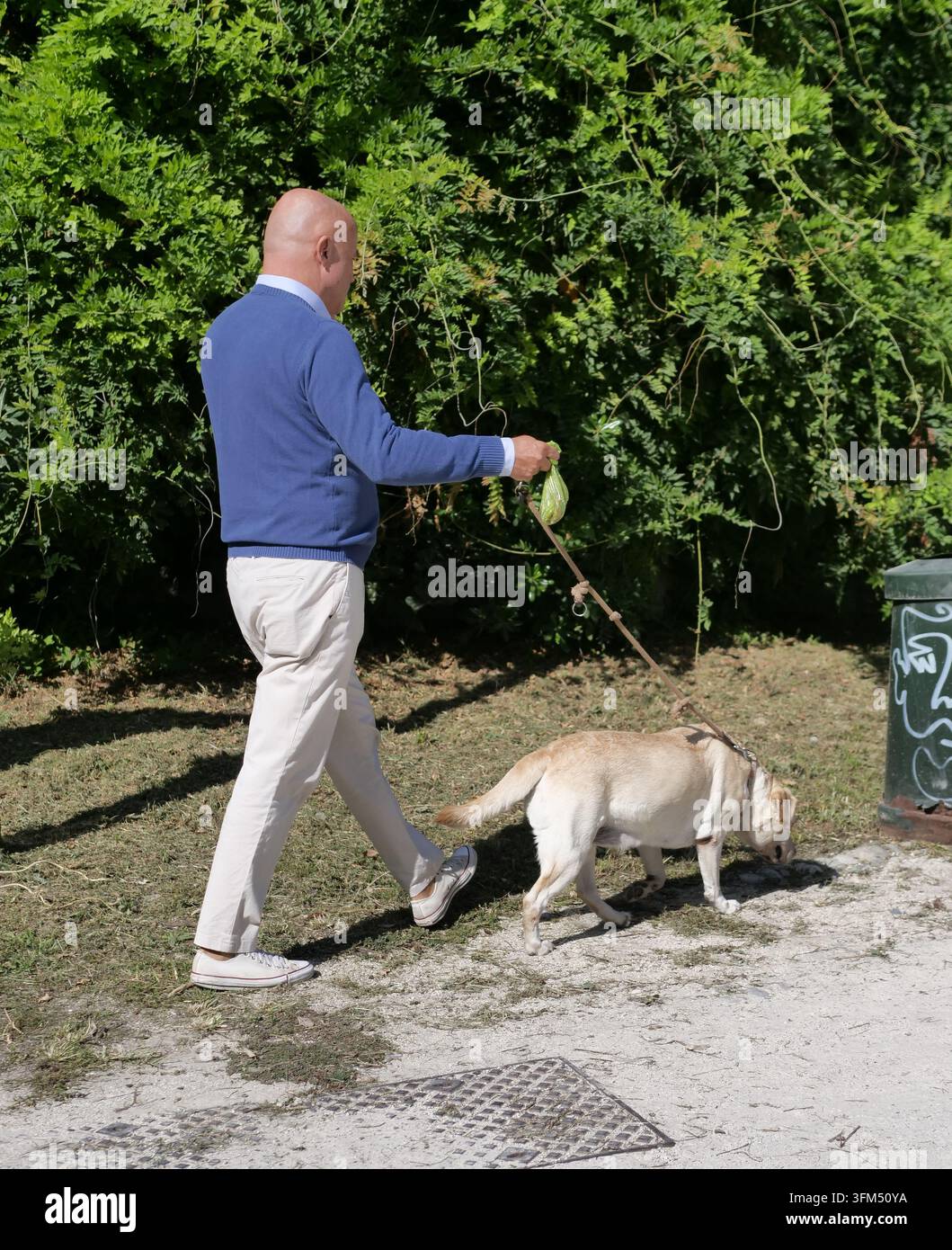 IPA89021286 - Der bekannte Fernsehjournalist Gianluigi Nuzzi spaziert mit seinem Hund im Mailänder Sempione-Park Stockfoto