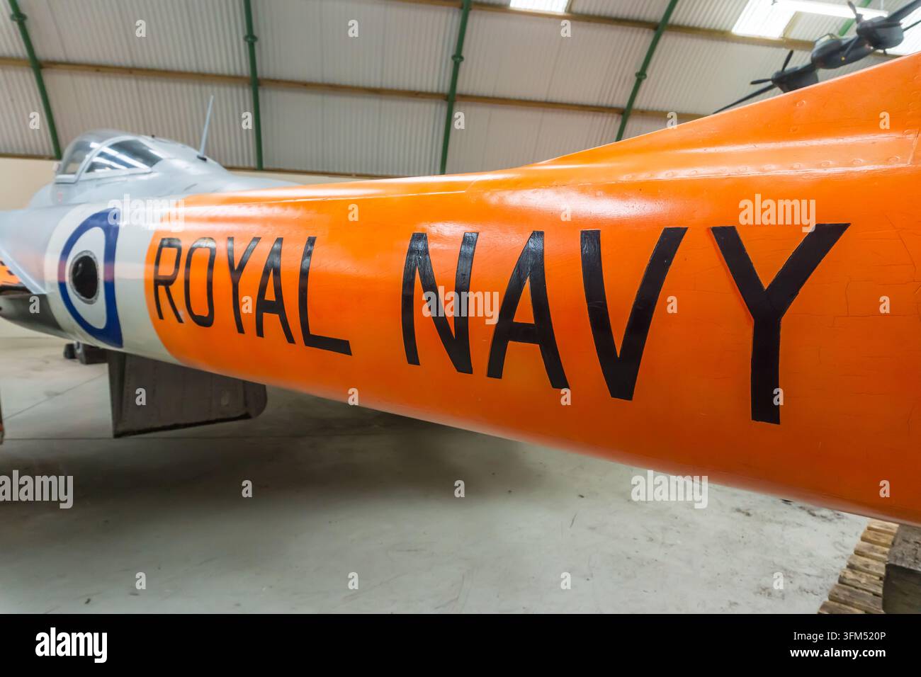 Nahaufnahme des Heckbalkens einer T22 de Havilland DH.115 Sea Vampire zweisitzigen Royal Navy-Jetausbilderin, ausgestellt auf der Montrose Air Station, Schottland Stockfoto
