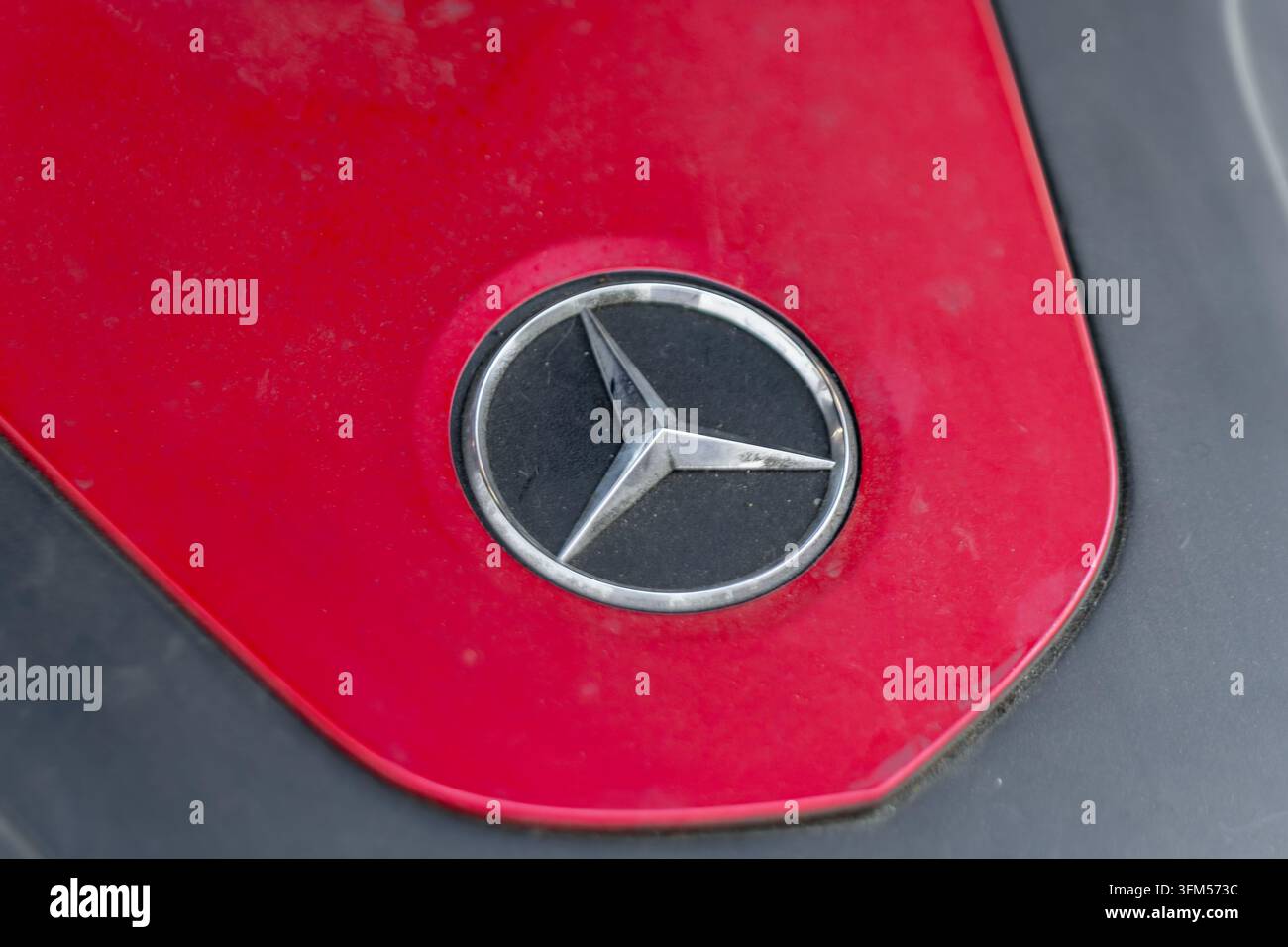 Mercedes-Benz-Dreipunktstern-Logo auf einem Motorhaubendeckel Stockfoto