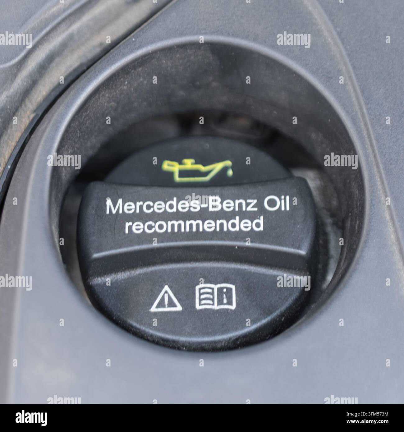 Mercedes-Benz-Ölkappe, die über den empfohlenen Motorenöltyp informiert Stockfoto