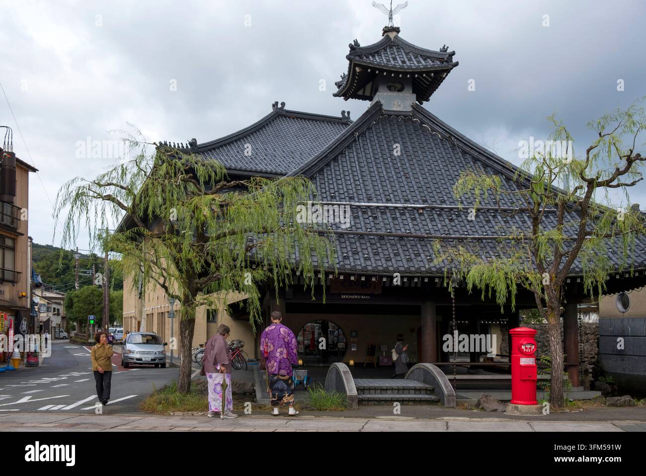 Sato-no-yu (さとの湯) öffentliches Badehaus im Kurort Kinosaki Onsen (城崎温泉) in der Präfektur Hyogo, Japan. Stockfoto
