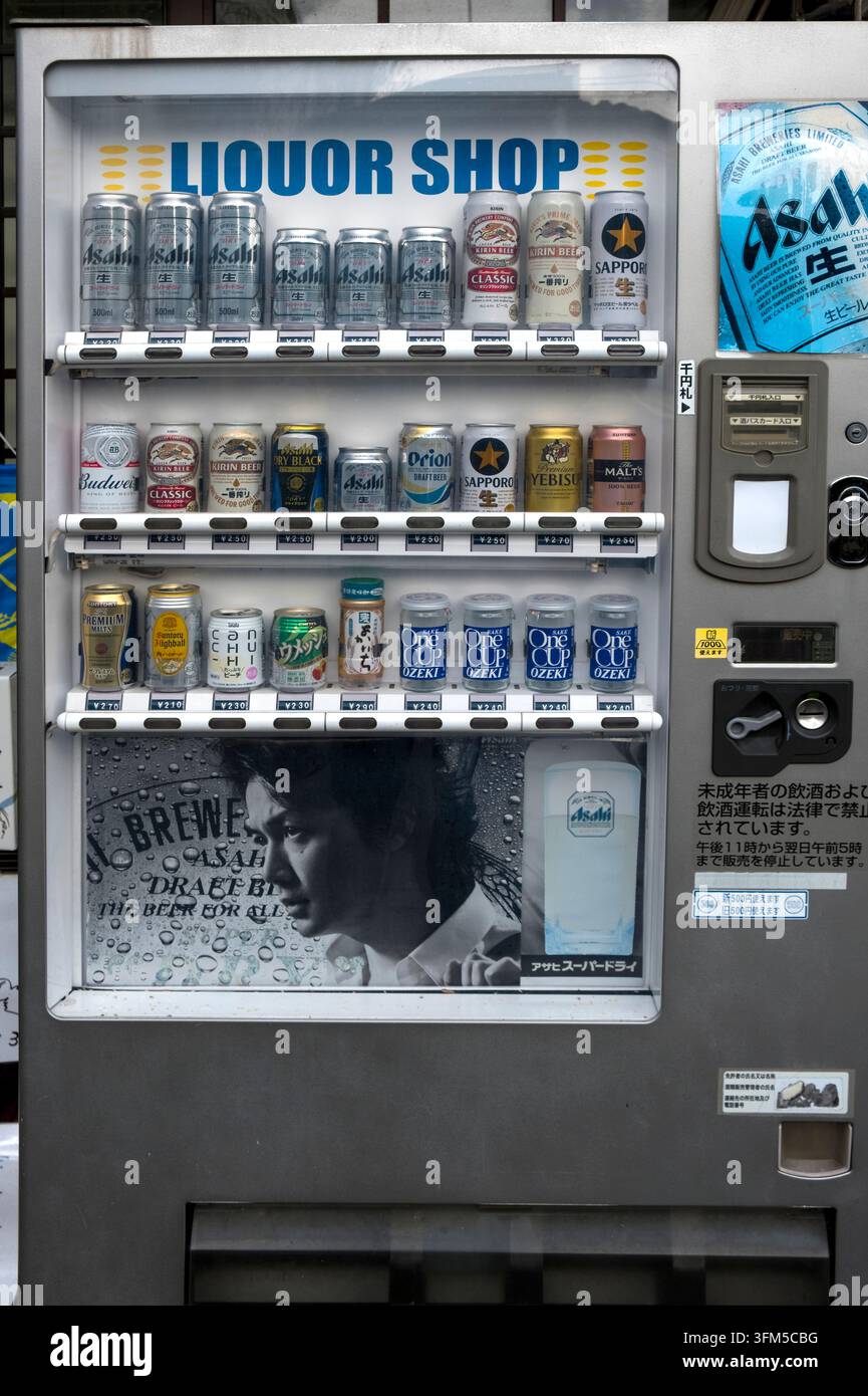 Eine Auswahl an japanischem alkoholischem Bier in Dosen, das in einem münzbetriebenen Bierautomat in Japan erhältlich ist. Stockfoto