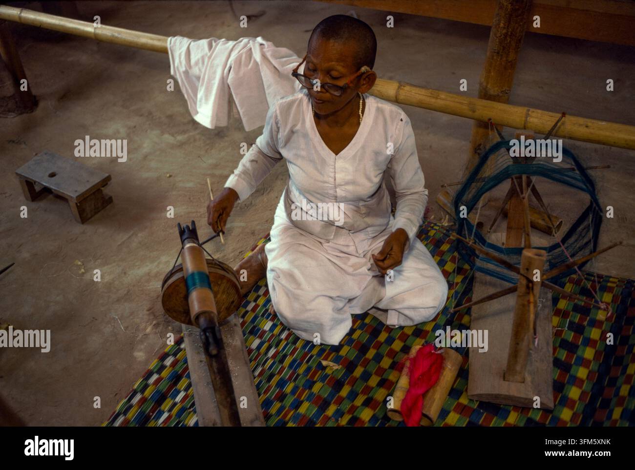 Eine Frau, die Baumwolle spinnt, Phnom Penh, Sept. 1988. Stockfoto
