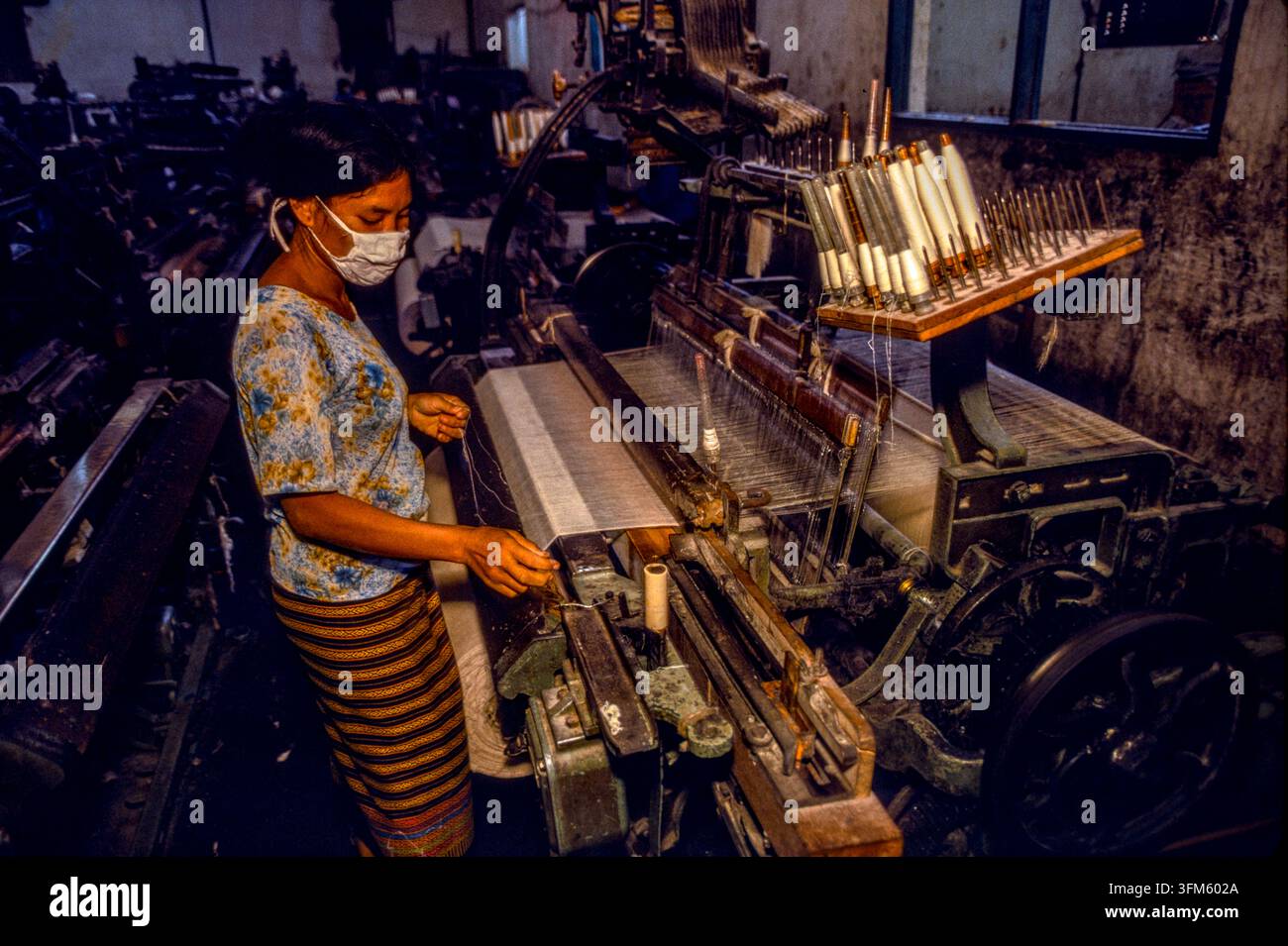 Frauen arbeiten in der Webfabrik Nr. 5, die Stoffe und andere gewebte Produkte herstellt, Phnom Penh, Kambodscha, September 1988 Stockfoto