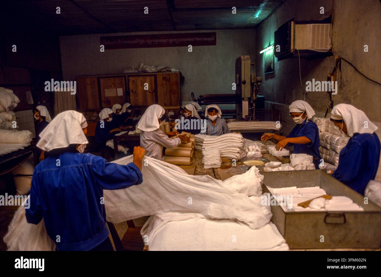 Frauen arbeiten in der Webfabrik Nr. 5, die Stoffe und andere gewebte Produkte herstellt, Phnom Penh, Kambodscha, September 1988 Stockfoto