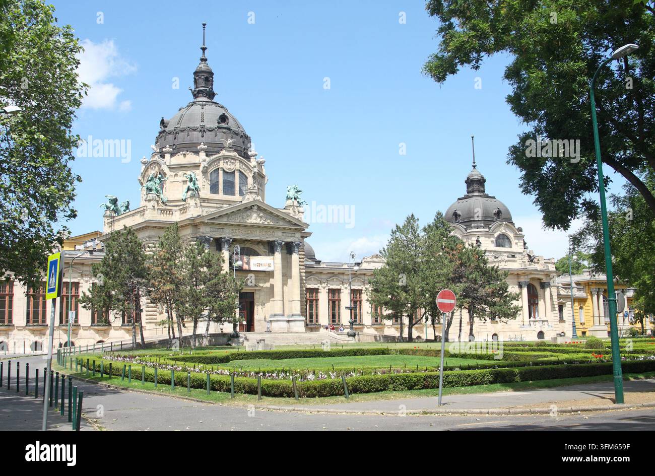 Budapest, Ungarn: Außenansicht des historischen Szechenyi-Thermalbads im Varosliget (Stadtpark) im Sommer Stockfoto