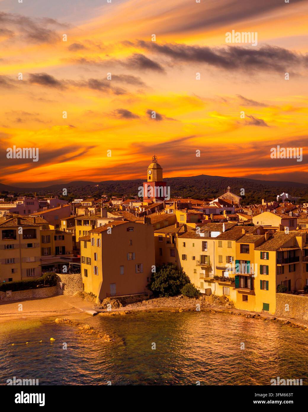 Blick auf die Stadt Saint-Tropez, Provence, Cote d Azur, ein beliebtes Reiseziel für Reisen in Europa Stockfoto