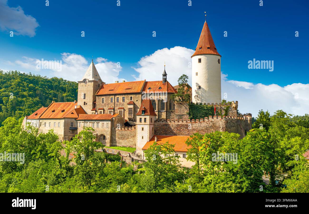 Wunderschöner Blick auf das berühmte mittelalterliche Königsschloss Krivoklat in Mittelböhmen, Tschechien Stockfoto