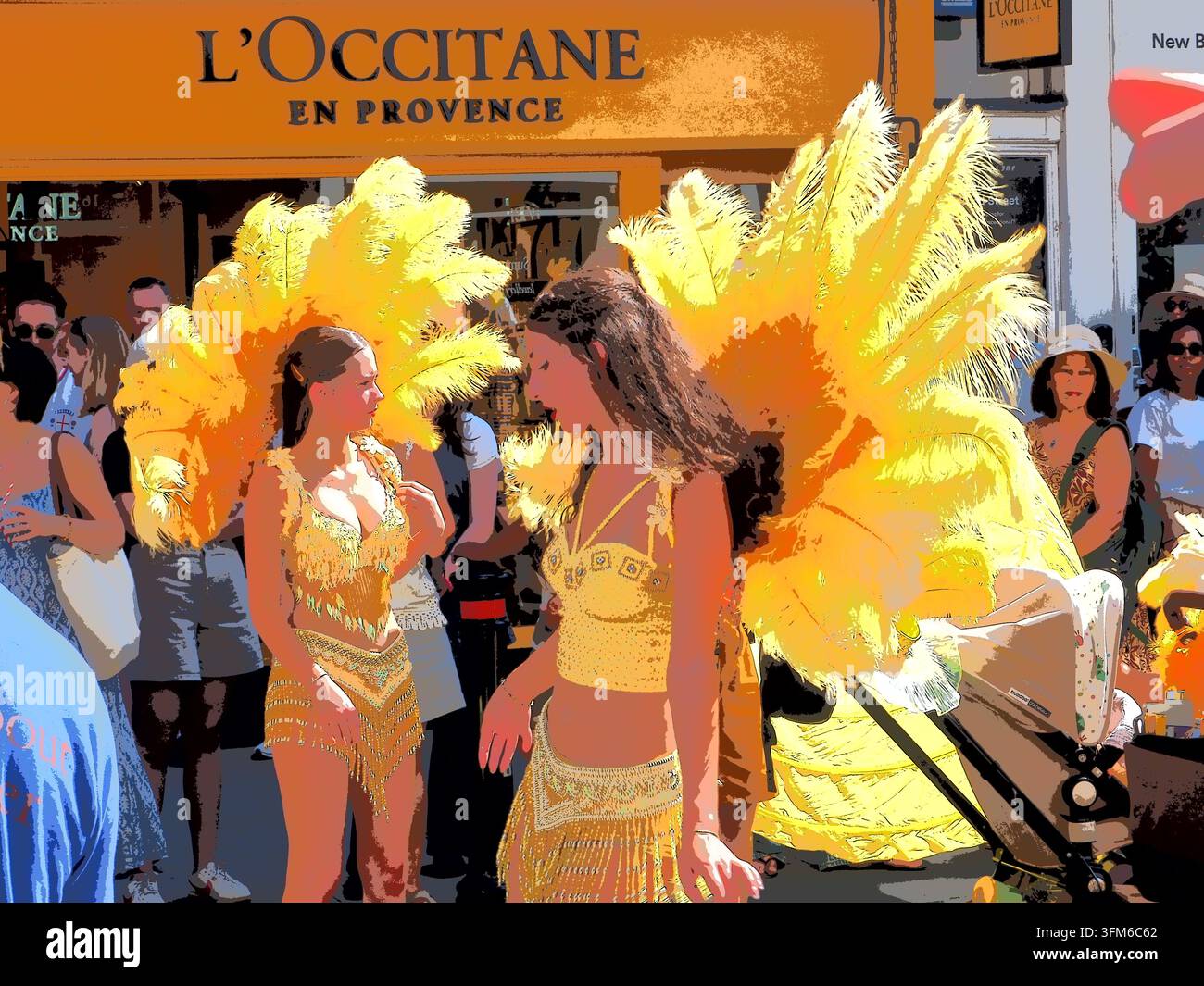 Frauen in gelben Karnevalskostümen mit gelben Federhauben vor dem l'Occitane en Provence-Laden, die am Bath Carnival teilnehmen. Tonwertreduziert Stockfoto