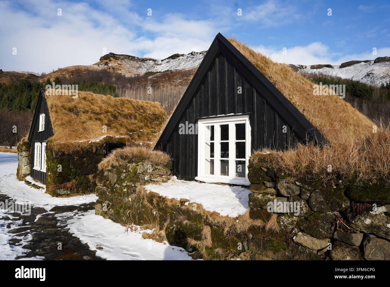 Traditionelles isländisches Torfhäuschen mit Grasdach, Island Stockfoto