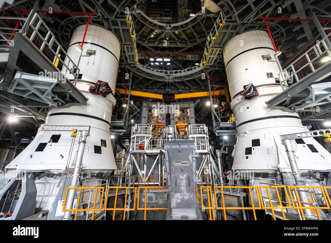 Artemis-III-Booster-Stapelung, Kennedy Space Center, Florida, 11. Juli 2026 Stockfoto