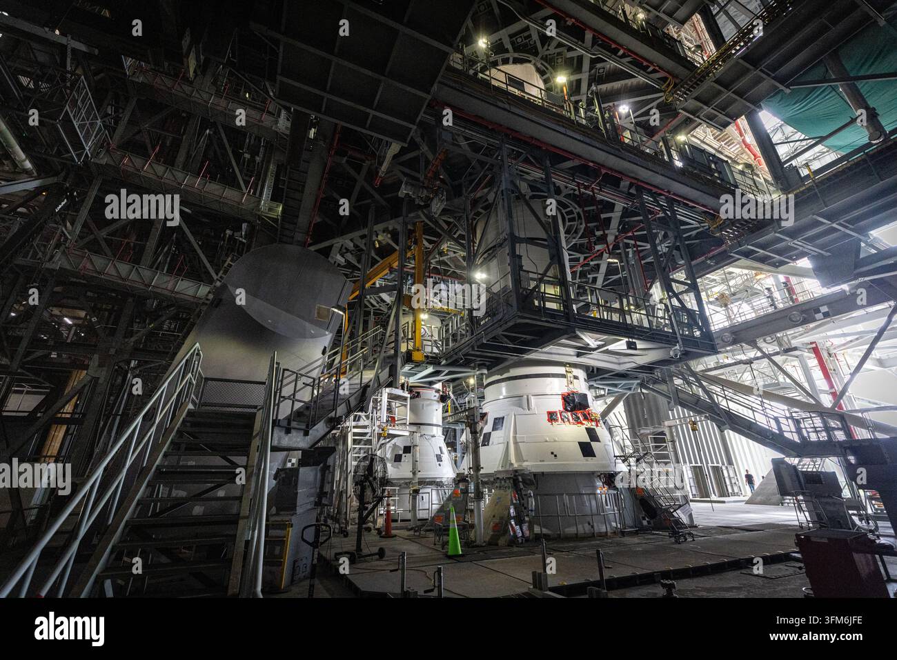 Artemis-III-Booster-Stapelung, Kennedy Space Center, Florida, 11. Juli 2026 Stockfoto