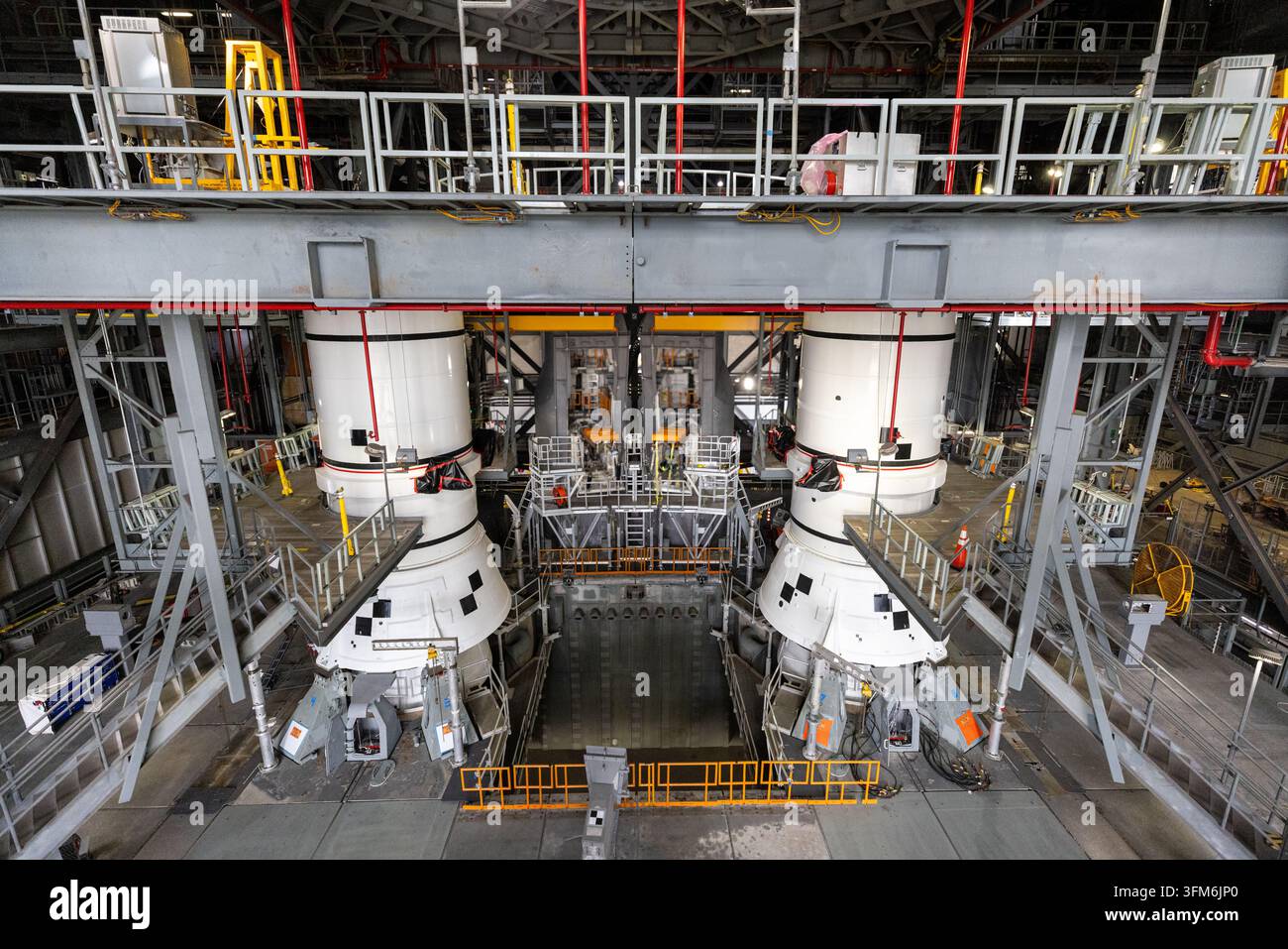 Artemis-III-Booster-Stapelung, Kennedy Space Center, Florida, 11. Juli 2026 Stockfoto