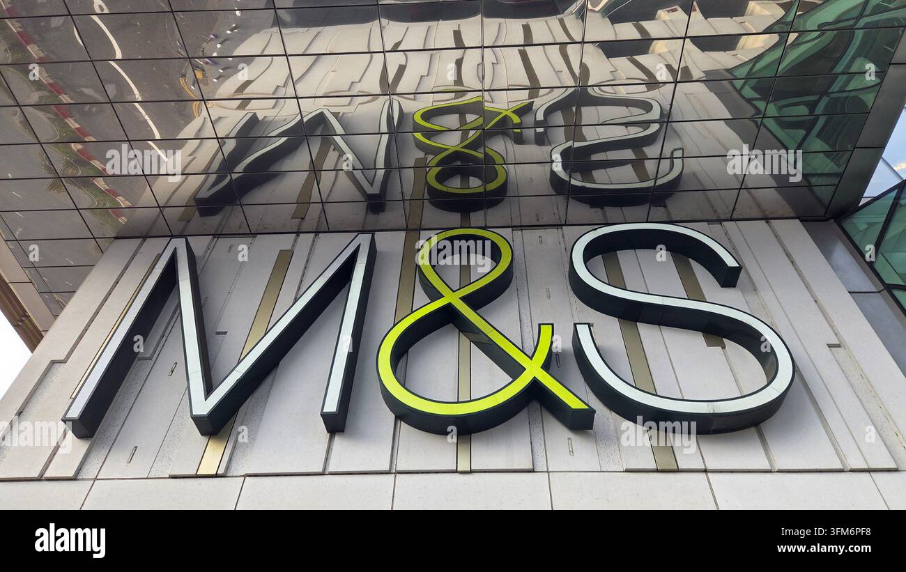 M&S-Schild reflektiert - Smartphone-aufgenommenes Stockfoto