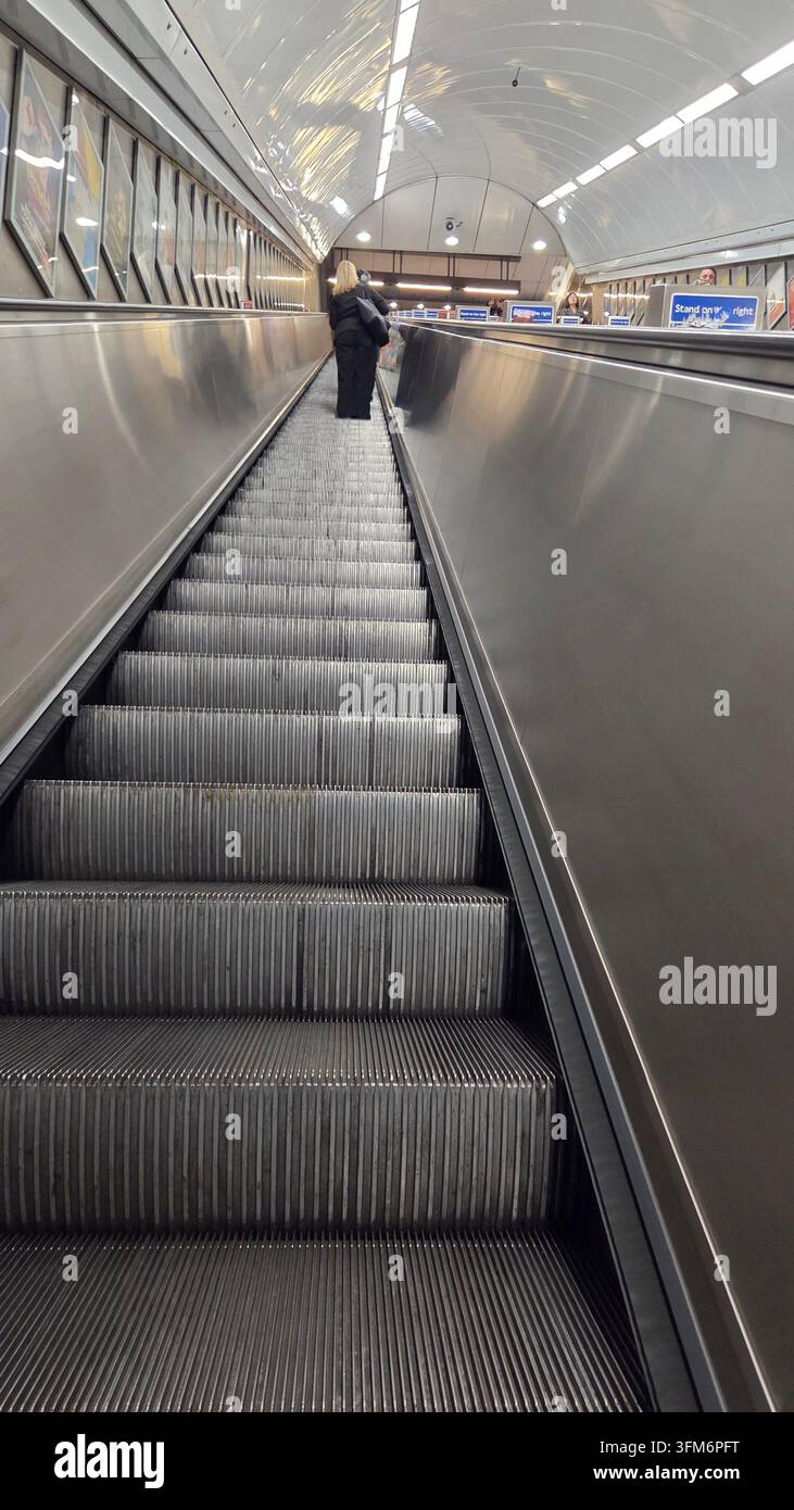 Rolltreppe - Smartphone-aufgenommenes Stockfoto
