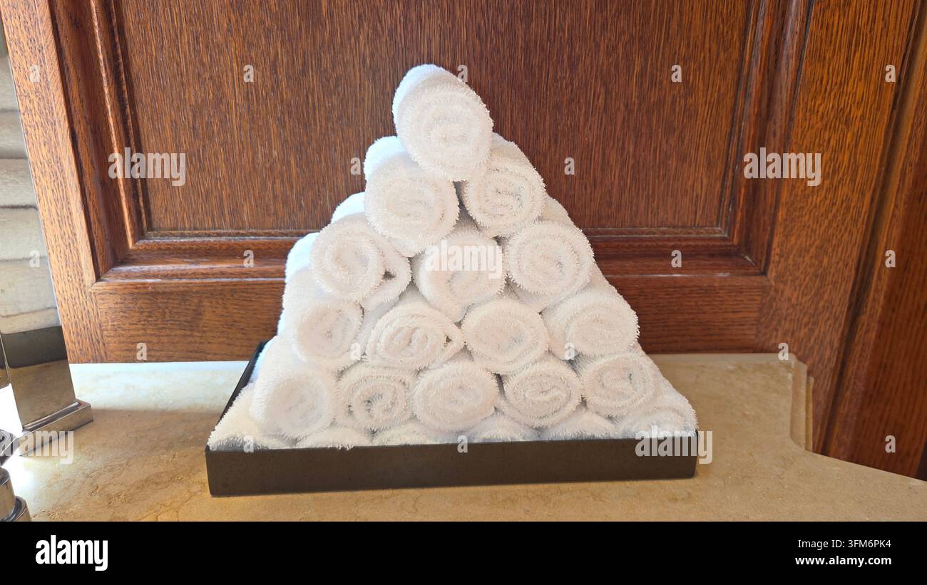 Pyramide aus Handtüchern - Smartphone-aufgenommenes Stockfoto