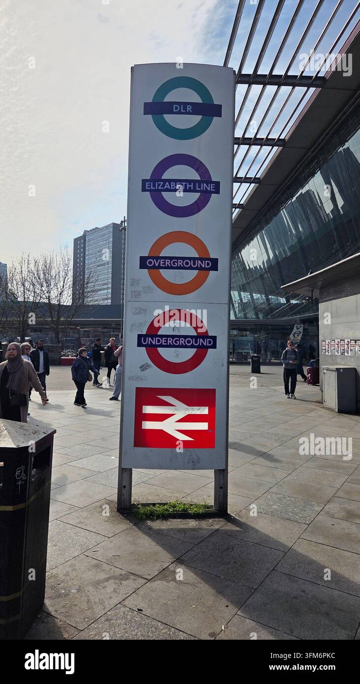 U-Bahn-Überirdische Station - Smartphone-aufgenommenes Stockfoto