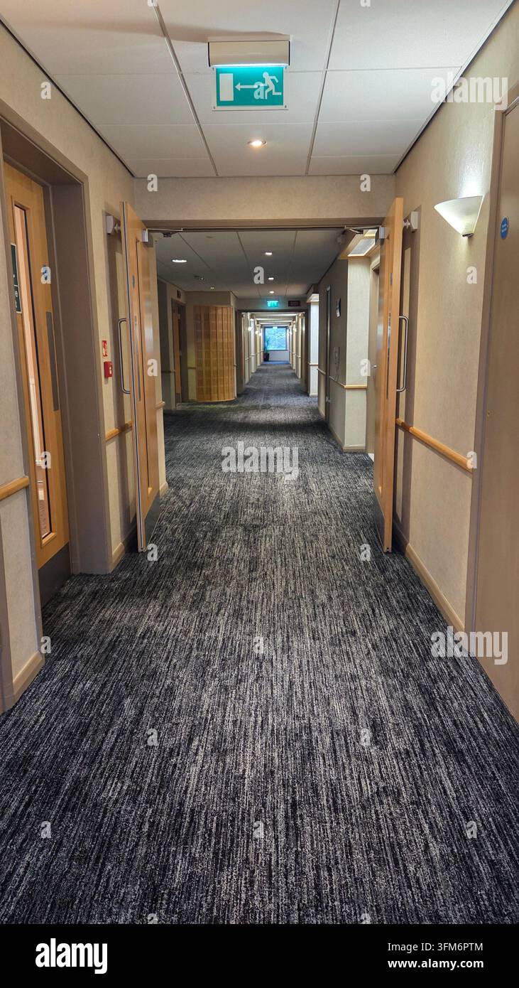 Hotelflur - Smartphone-aufgenommenes Stockfoto
