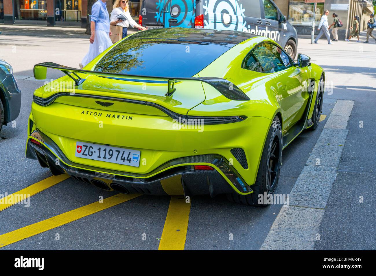 Aston Martin V12 Vantage Sportwagen auf der Straße. Zürich, Schweiz - 23. Juni 2026 Stockfoto