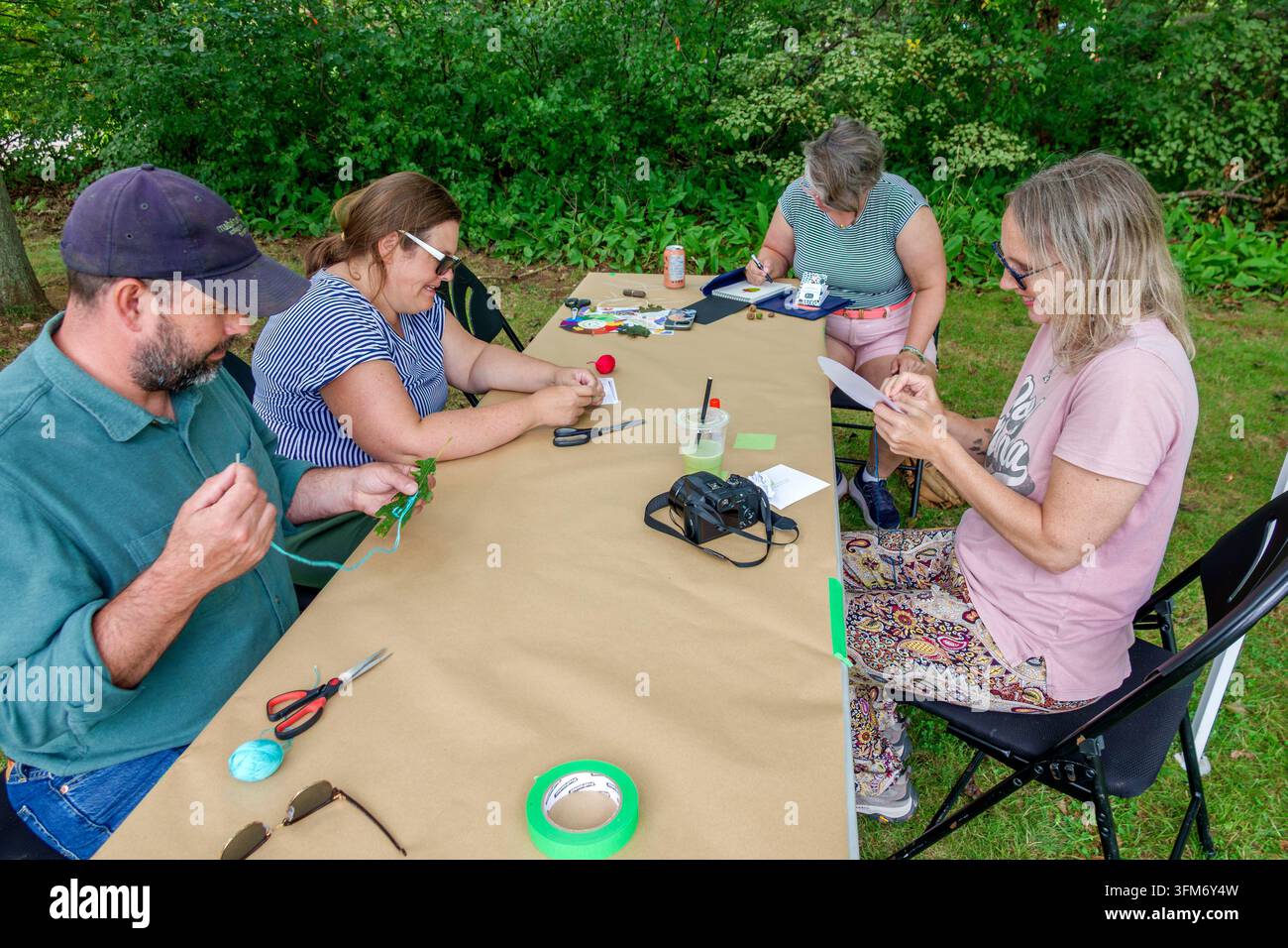 Charlottetown Prince Edward Island PEI Kanada, Victoria Park, Outdoor-Handwerkstatt, Gemeinschaftsveranstaltung, erwachsene Weiße, ein Mann, drei Frauen, Gruppenaktivität Stockfoto