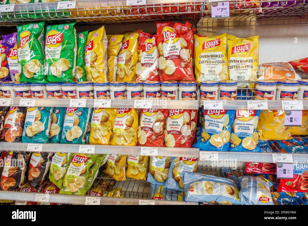 Charlottetown Prince Edward Island PEI Kanada, Sobeys, Supermarkt, Lebensmittelladen, Lay's, Ruffles, Kartoffelchips, Chip-Dip, Snackfood, verpackte Snacks, klassisch Stockfoto
