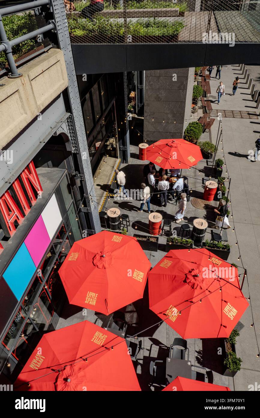 Mercado Little Spain ist ein weitläufiger spanischer Lebensmittelmarkt von José Andrés und den Adrià-Brüdern mit Restaurants und Kiosken. Stockfoto