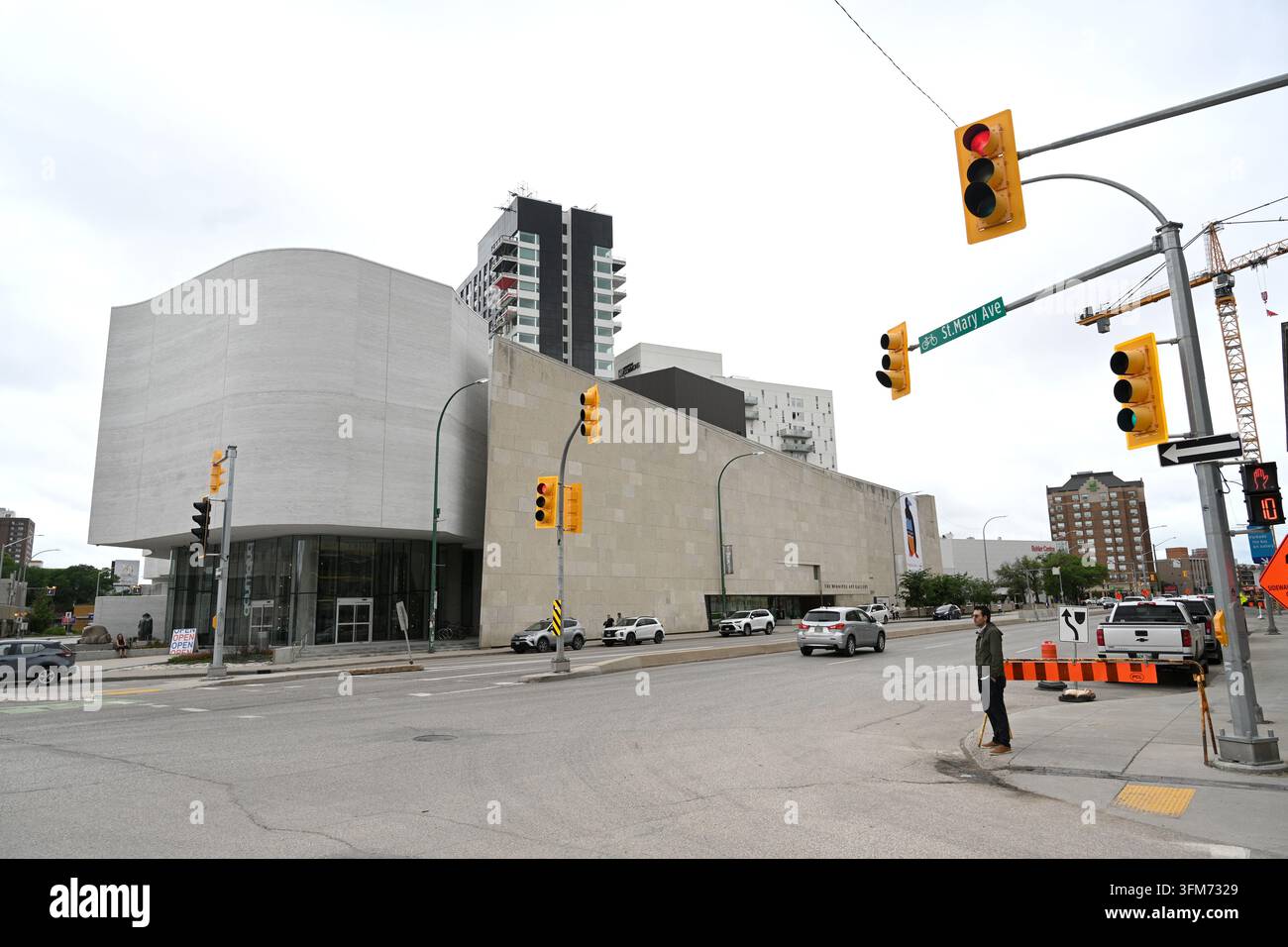 Winnipeg, Manitoba, Kanada — 2. Juli 2026: Menschen in der Nähe der Winnipeg Art Gallery. Stockfoto