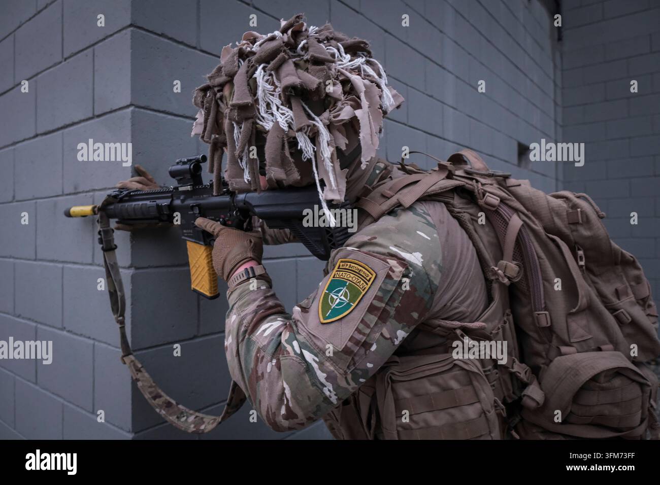 TAPA, ESTLAND - 2025/12/04: Auf Mission Lynx trainieren französische Soldaten der NATO-Enhanced Forward Presence-Battlegruppe in den Wäldern von Tapa, in Estland Stockfoto