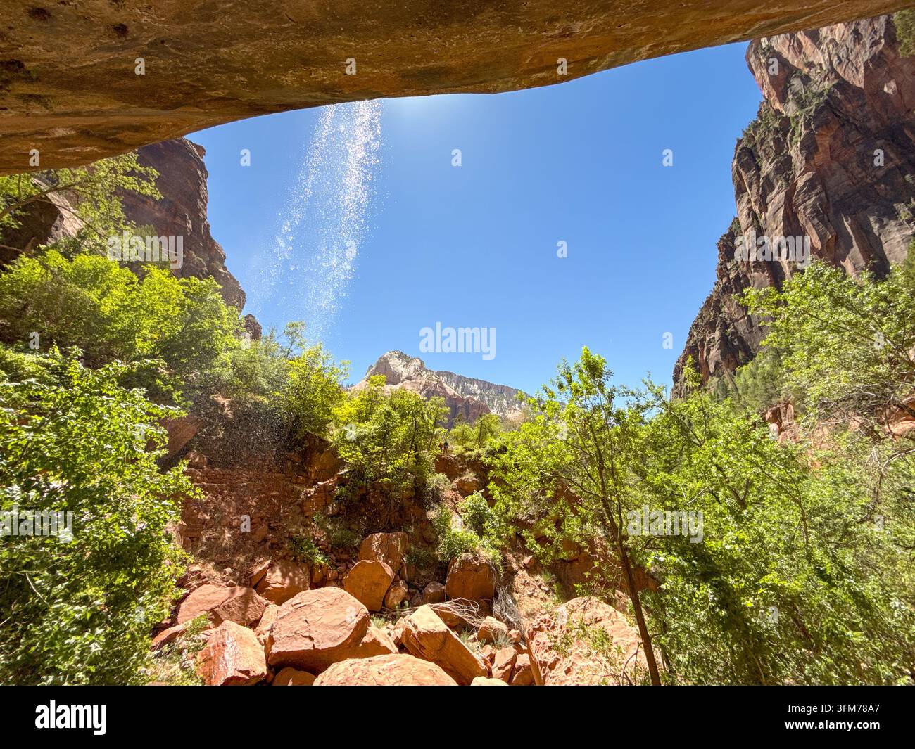 Wasser stürzt über den Rand einer Felsformation im Zion-Nationalpark. Keine Menschen. - Smartphone-aufgenommenes Stockfoto