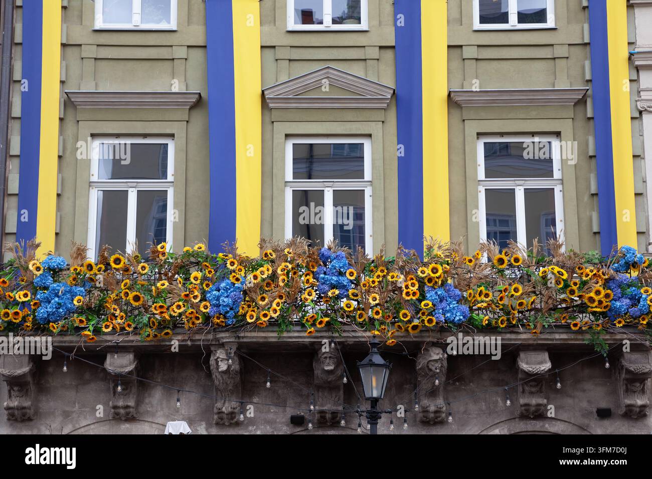 Ein von der Ukraine-Flagge inspirierter Balkon in der Altstadt von Lemberg, Ukraine Stockfoto