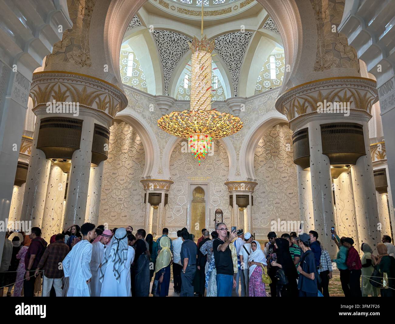 ABU DHABI, VEREINIGTE ARABISCHE EMIRATE - 2023/10/24: Die Sheikh-Zayed-Großmoschee, eine der größten der Welt, heißt Gläubige und Besucher unter Stockfoto