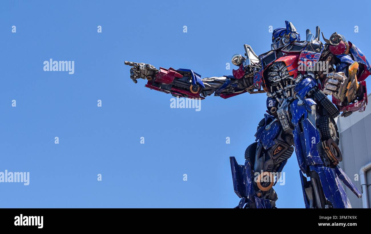 Große blaue und rote Roboterfigur über dem Eingang zu TRANSFORMERS: The Ride-3D im Universal Studios Florida, Orlando, Florida, USA. Stockfoto