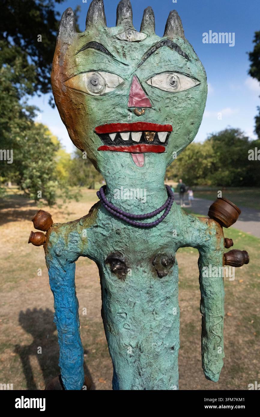 Eine skurrile türkisfarbene Skulptur wird zur öffentlichen Kunstbetrachtung ausgestellt. Sie befindet sich im Regent's Park, Outer Circle, London. Stockfoto
