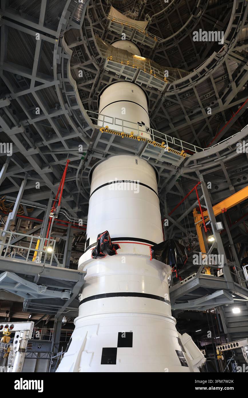 Artemis-III-Booster-Stapelung, Kennedy Space Center, Florida, 28. August 2026 Stockfoto