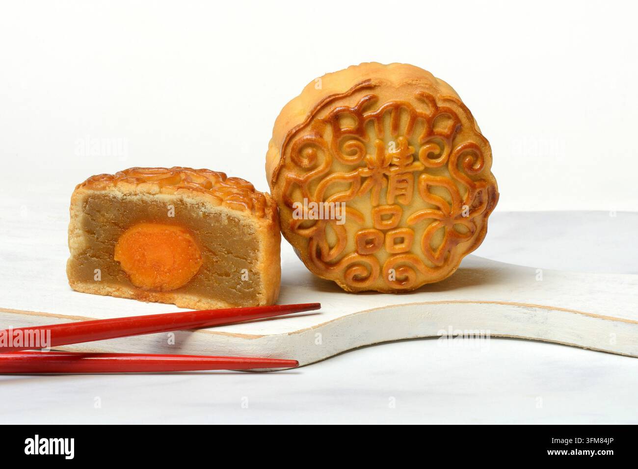 Mondkuchen, Mondkuchen auf Holzbrett mit Essstäbchen, China Stockfoto