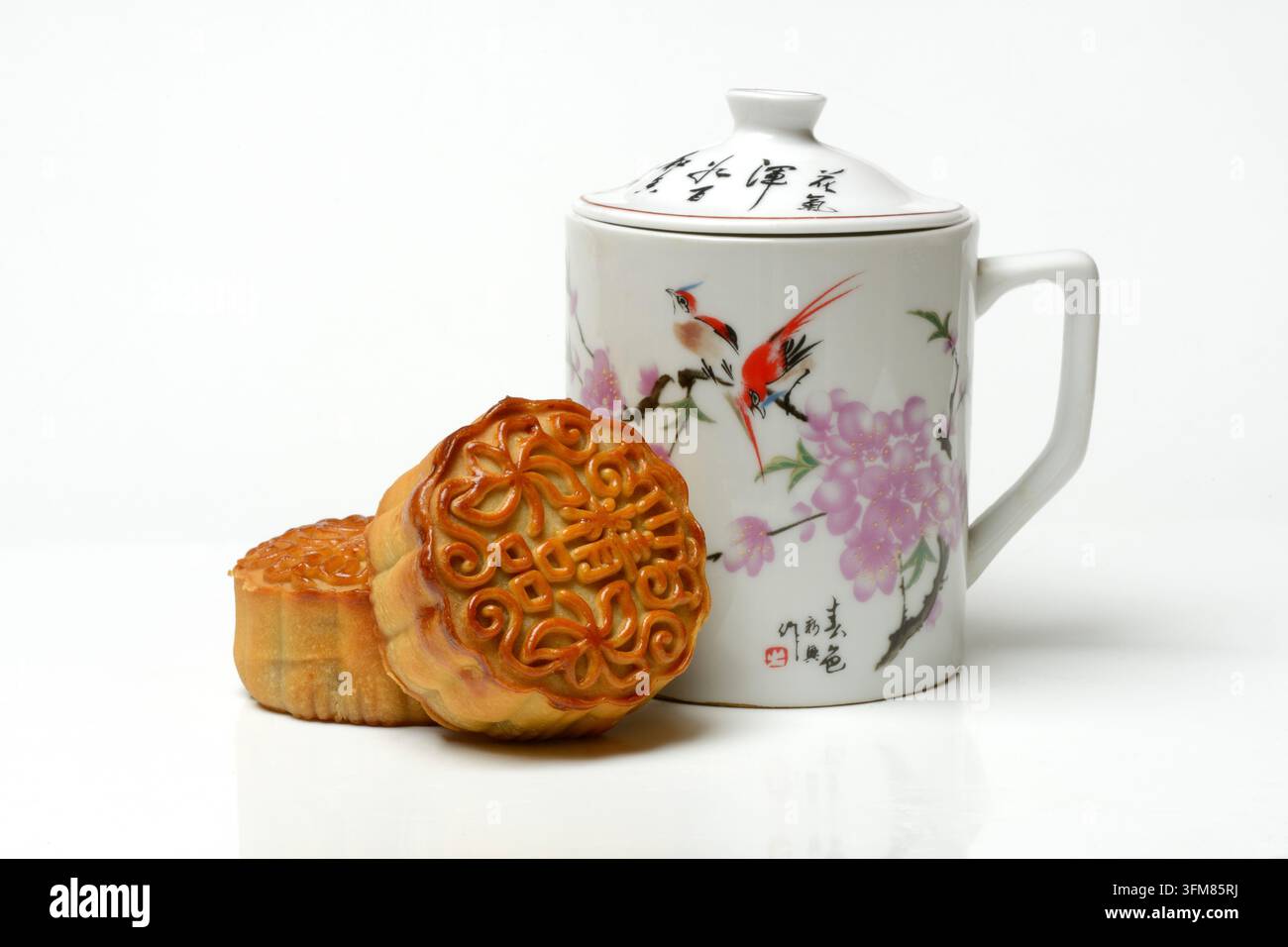 Mondkuchen und Teetasse, Mondkuchen, besteht aus einer Teighülle mit Lotoskernpaste, China Stockfoto