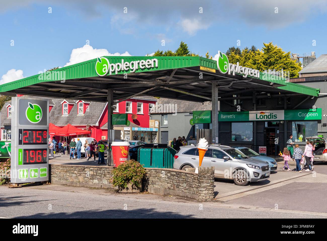 Hohe Benzinpreise an der Applegreen-Tankstelle in Coppeen, West Cork, Irland. Stockfoto