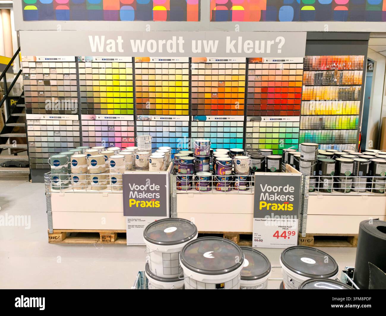 Farbladen-Farbauslage mit Farbmustern und Farbdosen für Heimwerker- und Dekorationsideen. Stockfoto