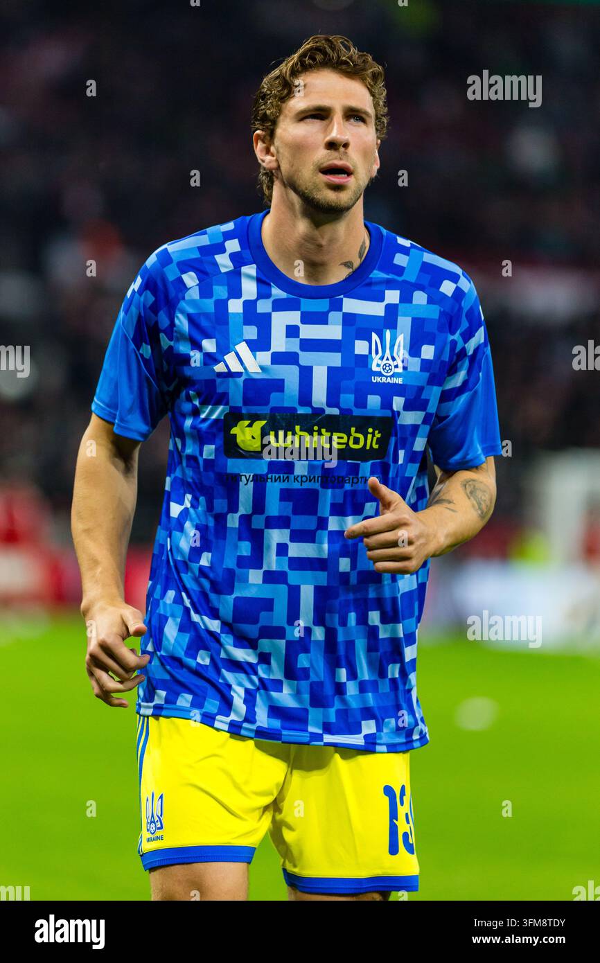Budapest, Ungarn. 25. September 2026. Illia Zabarnyi (13) aus der Ukraine beim Aufwärmen für das UEFA-Nations-League-Spiel zwischen Ungarn und der Ukraine in der Puskas Arena in Budapest. Stockfoto