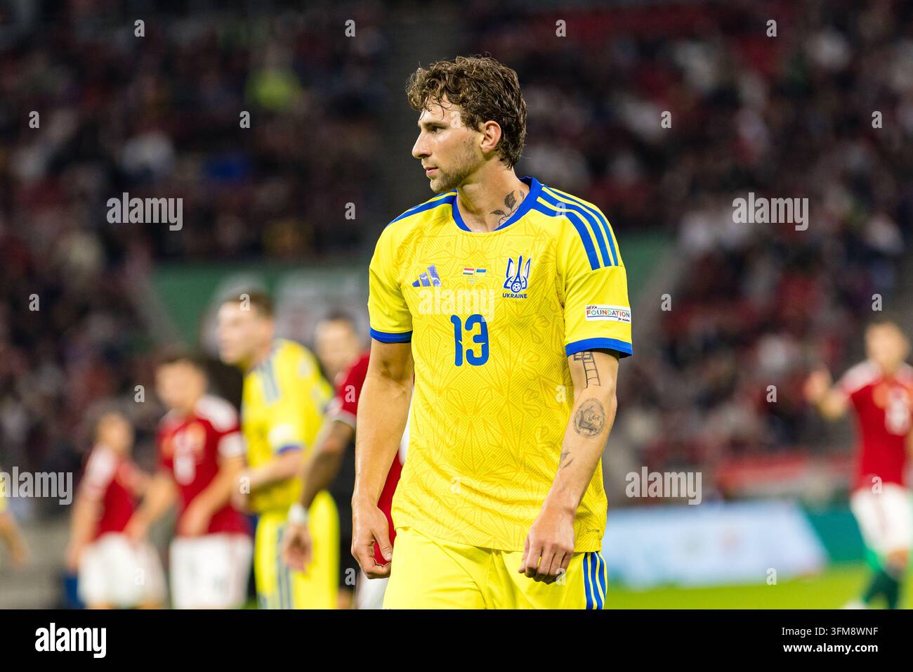 Budapest, Ungarn. 25. September 2026. Illia Zabarnyi (13) aus der Ukraine während des UEFA-Nations-League-Spiels zwischen Ungarn und der Ukraine in der Puskas Arena in Budapest. Stockfoto