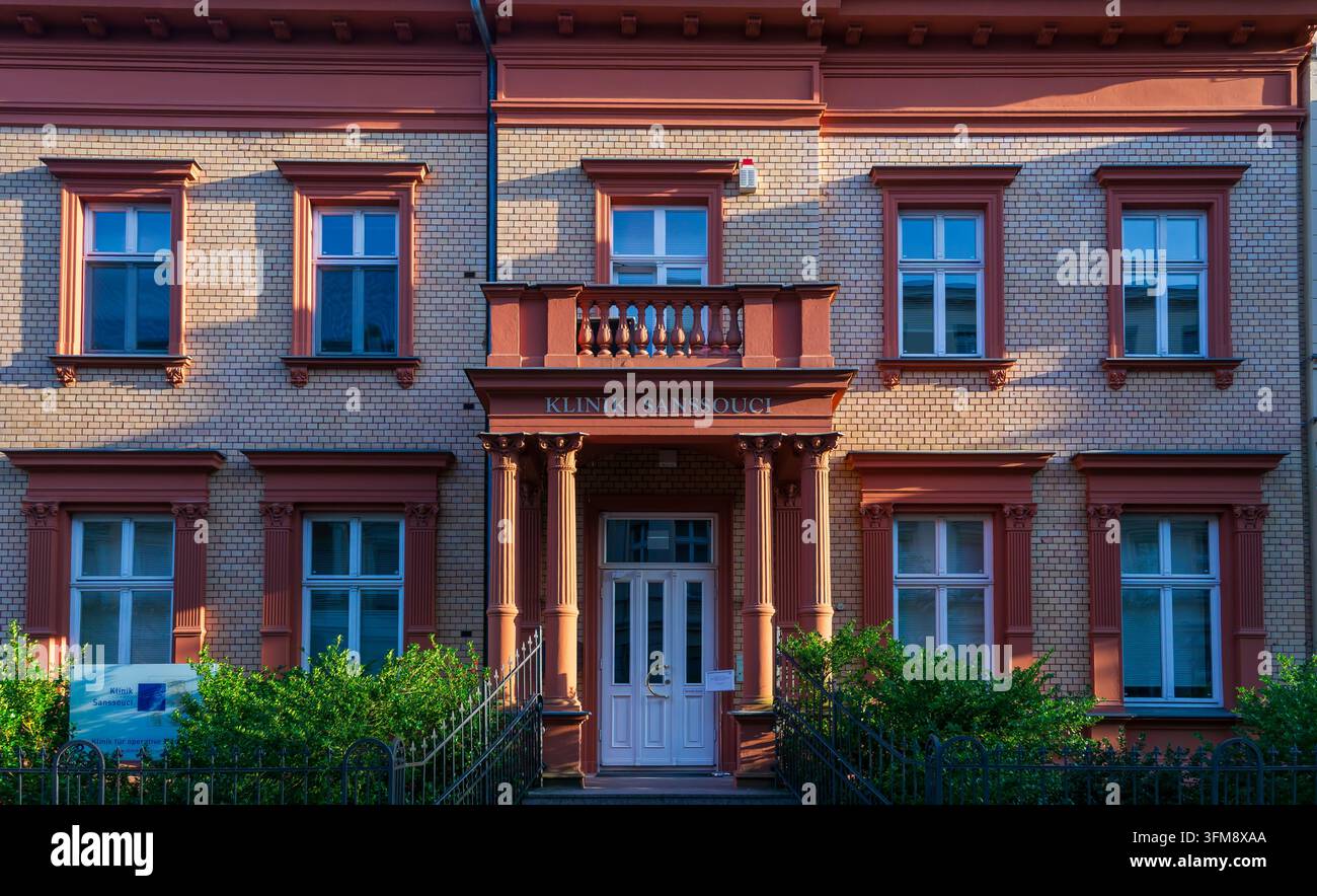 Symmetrische Außenansicht der Klinik Sanssouci, einer privaten Fachklinik für chirurgische Medizin, in der Helene-Lange-Straße 13 in Potsdam, Deutschland. Stockfoto