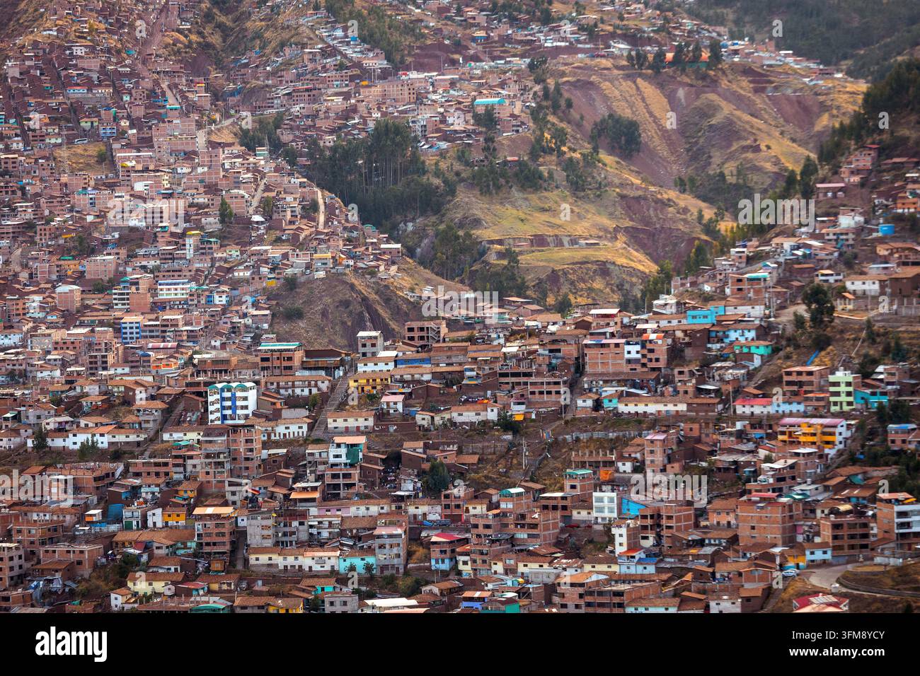 Stadtbild von Cusco und Hügelviertel in Peru Stockfoto