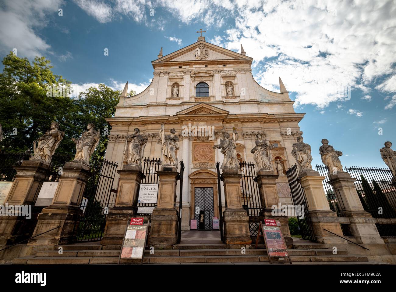 Barocke Fassade der Kirche der Heiligen Apostel Petrus und Paulus an der Grodzka-Straße mit Apostelstatuen, die den Vorplatz säumen. Stockfoto