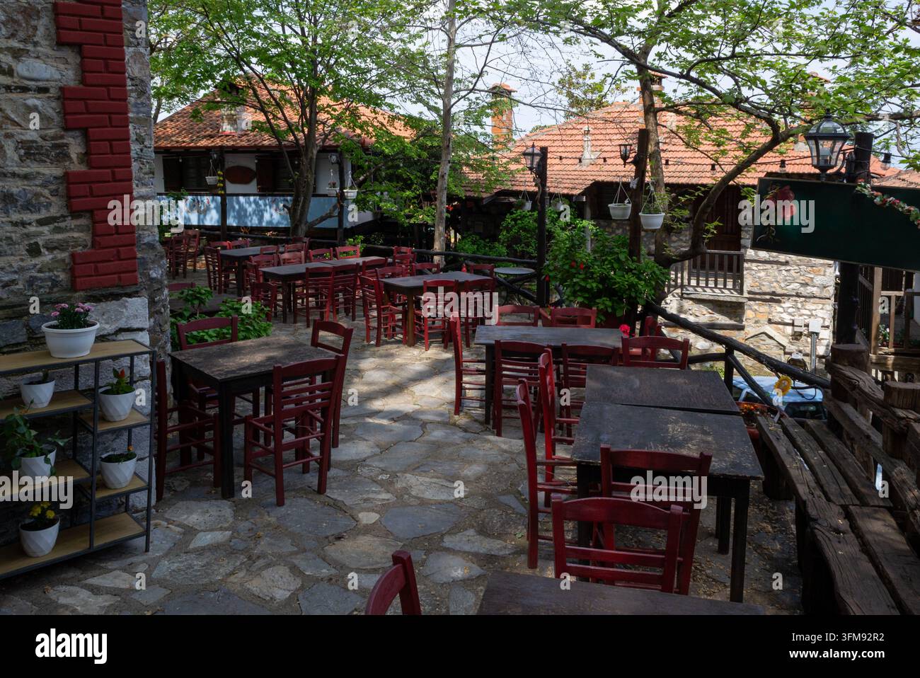 Leere Außenterrasse einer traditionellen griechischen Taverne Stockfoto