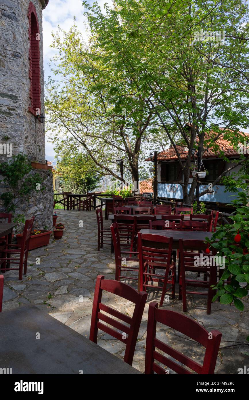 Schattige Terrasse einer rustikalen griechischen Taverne Stockfoto