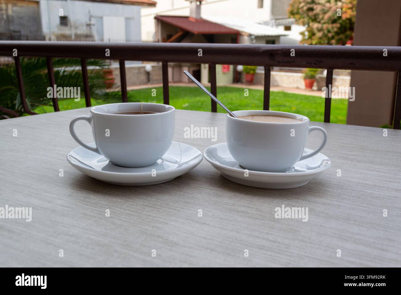 Zwei Tassen Tee und Kaffee auf einem Außentisch Stockfoto