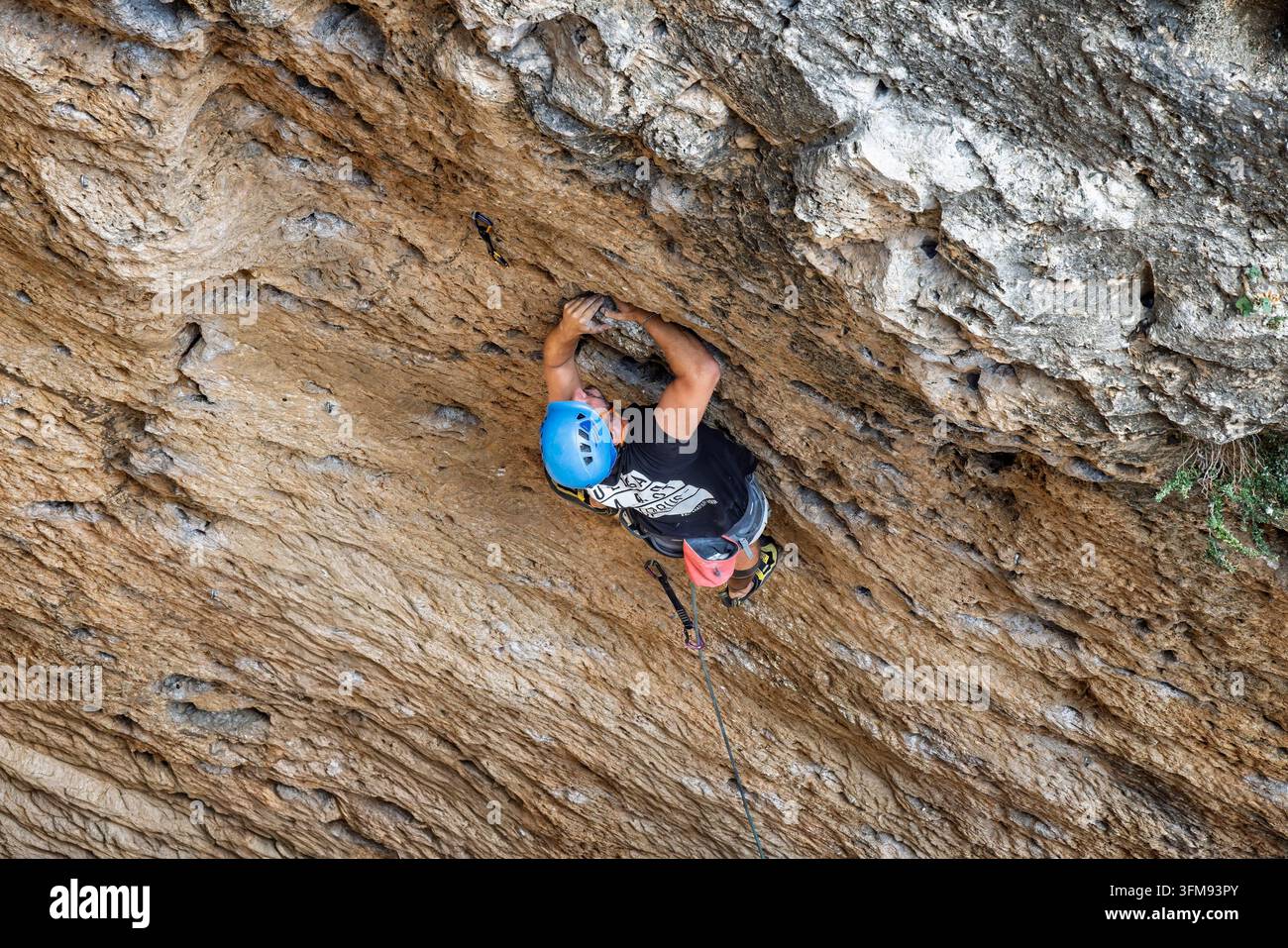 Nahaufnahme von oben eines jungen männlichen Kletterers an einer Felswand in Mijas Pueblo, Andalusien, Spanien am 10. September 2026 Stockfoto