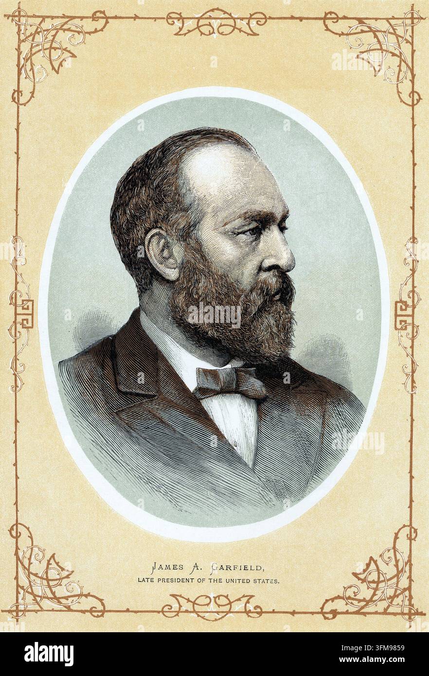 Ein farbdrucktes Holzstichbildnis von James Abram Garfield (1831–1881), dem zwanzigsten Präsidenten der Vereinigten Staaten. Garfield, ein ehemaliger Unionsgeneral und Kongressabgeordneter, trat im März 1881 sein Amt an, doch seine Amtszeit dauerte nur zweihundert Tage, bevor er starb. Er wurde im Juli an einem Bahnhof in Washington von einem Attentäter erschossen und starb einige Monate später an einer Infektion und chirurgischen Komplikationen. Dieses Gedenkkunstporträt, das innerhalb eines reich verzierten ovalen Rahmens gestaltet ist und ihn als den verstorbenen Präsidenten identifiziert, wurde anlässlich seines Todes veröffentlicht. 1881. Stockfoto