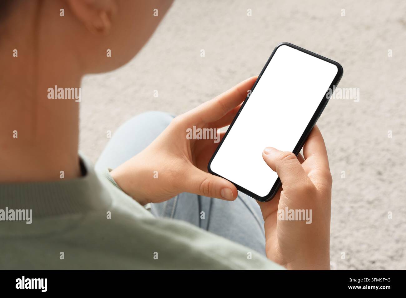 Digitale Kommunikation und mobile Technologie, Person hält Smartphone mit leerem weißem Bildschirm für App-Schnittstellen-Mockup und Social-Media-Marketing Stockfoto